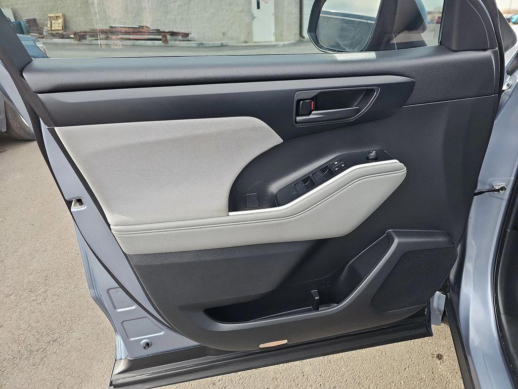 used 2022 Toyota Highlander car, priced at $33,499