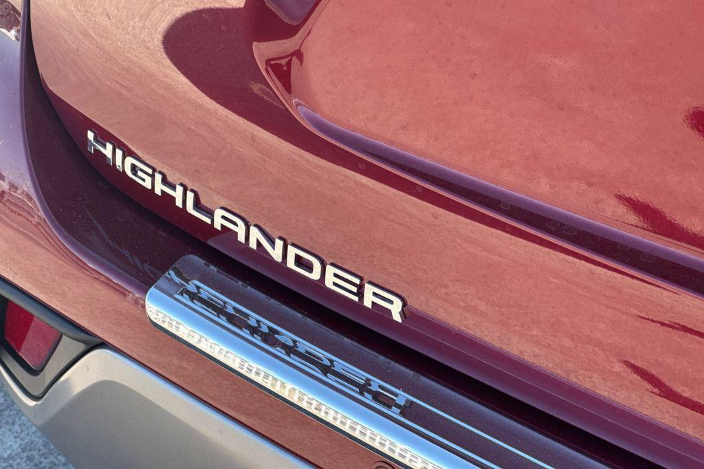 new 2026 Toyota Highlander Hybrid car, priced at $57,633