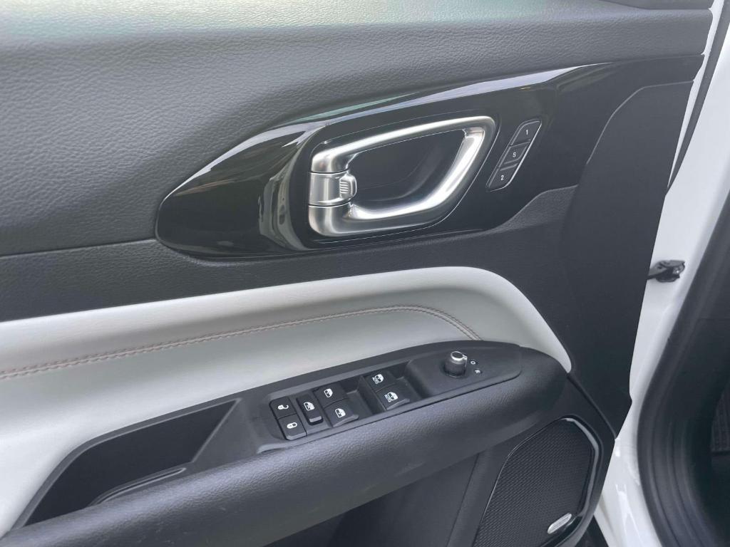 used 2024 Jeep Grand Cherokee car, priced at $29,995