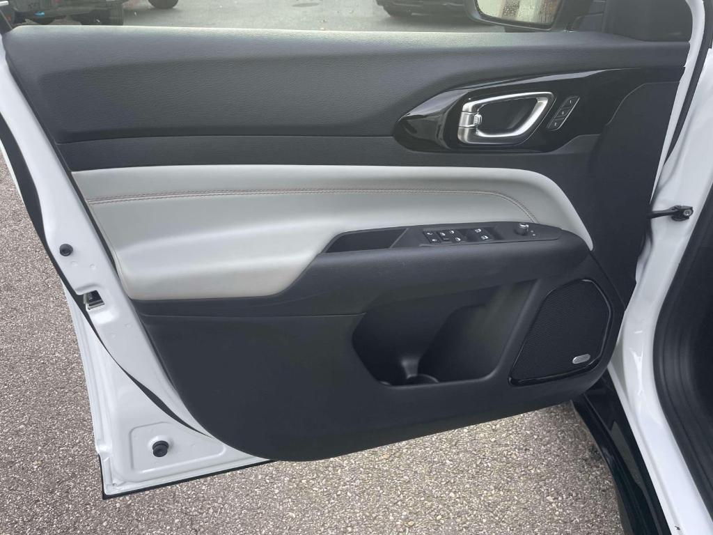 used 2024 Jeep Grand Cherokee car, priced at $29,995