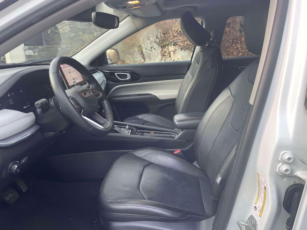 used 2024 Jeep Grand Cherokee car, priced at $29,995