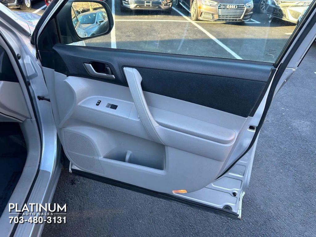 used 2013 Toyota Highlander car, priced at $9,995