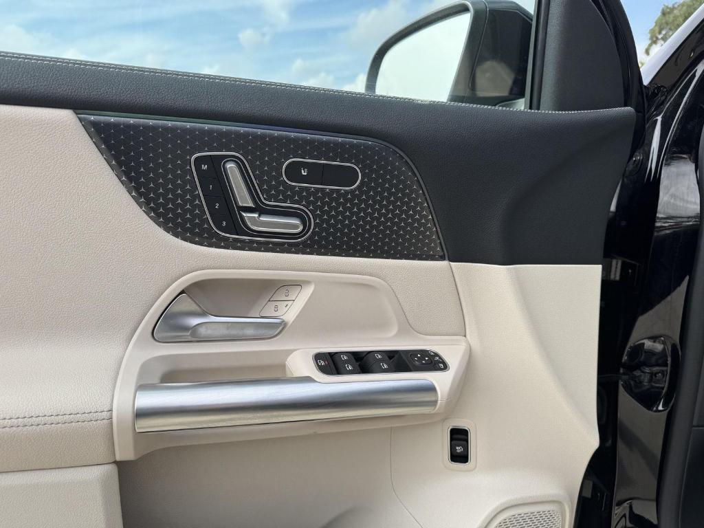 used 2025 Mercedes-Benz GLA 250 car, priced at $42,992