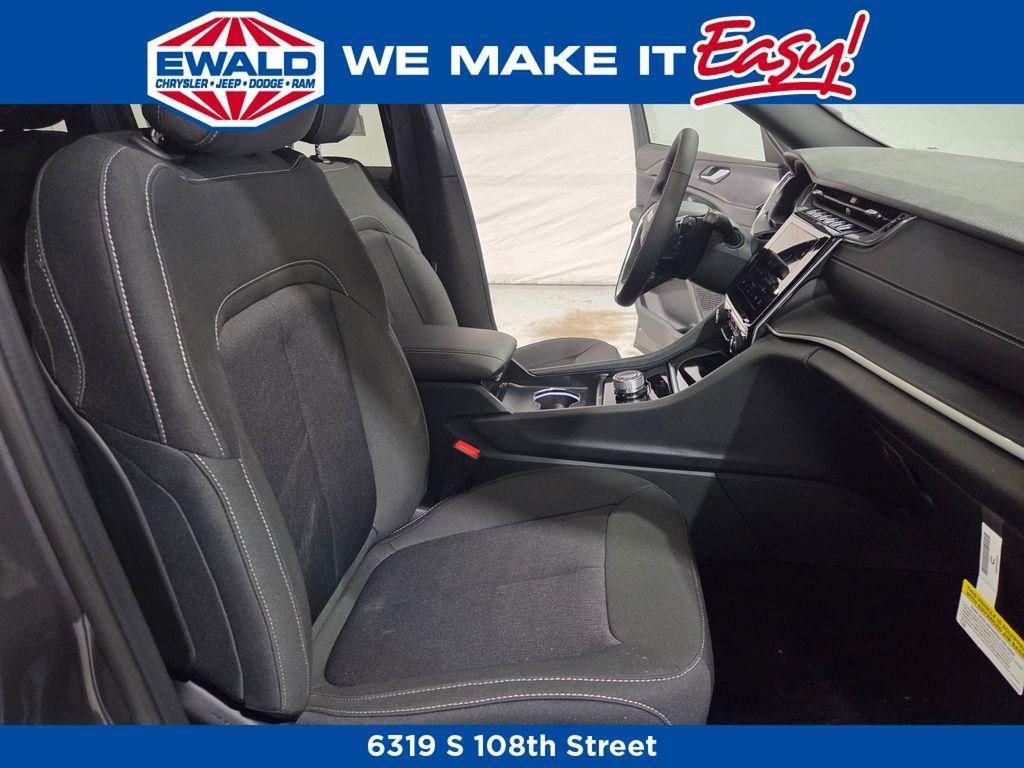 new 2025 Jeep Grand Cherokee car, priced at $39,993