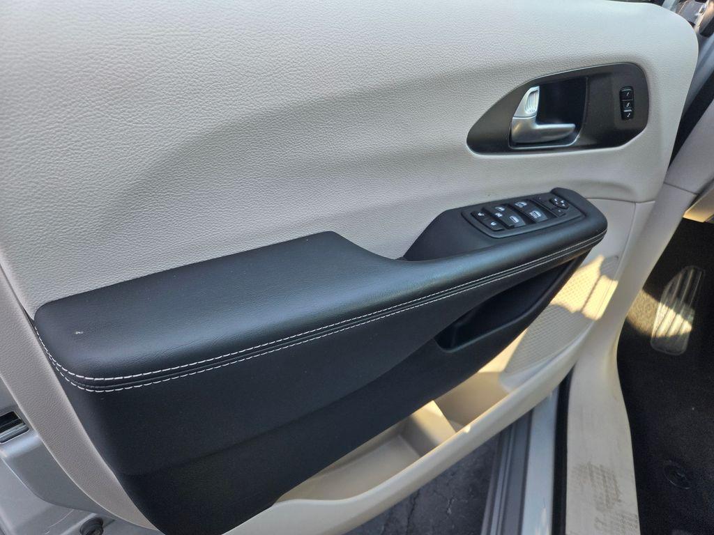 used 2024 Chrysler Pacifica car, priced at $27,265