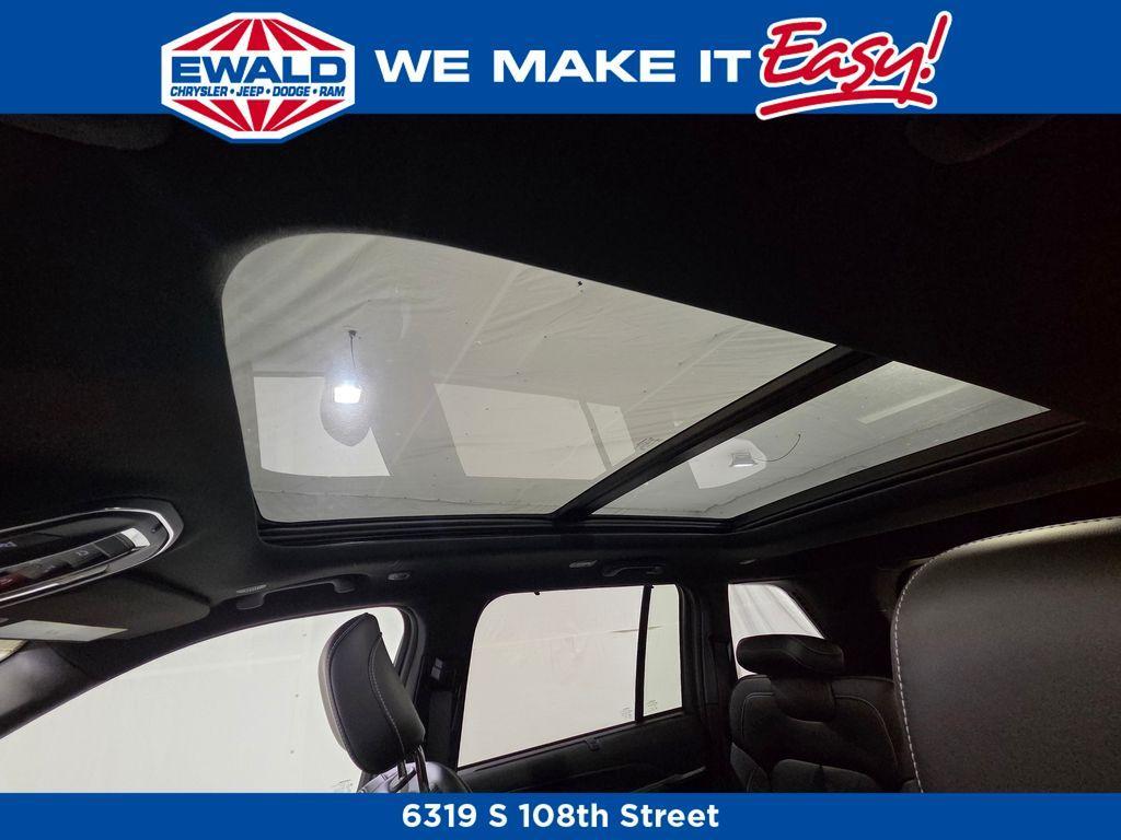 new 2025 Jeep Grand Cherokee car, priced at $50,215