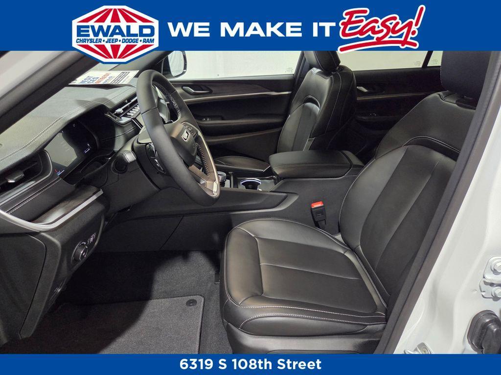 new 2025 Jeep Grand Cherokee car, priced at $47,935