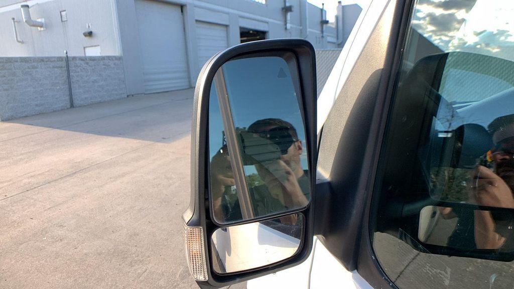 Mercedes-Benz Sprinter view 10