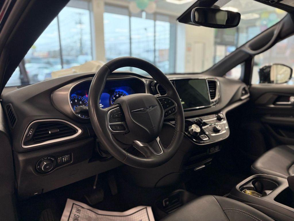 used 2025 Chrysler Pacifica car, priced at $25,995