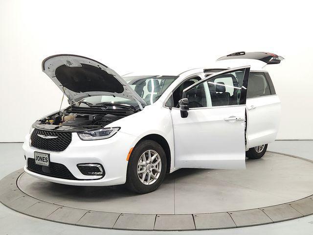 used 2025 Chrysler Pacifica car, priced at $31,448