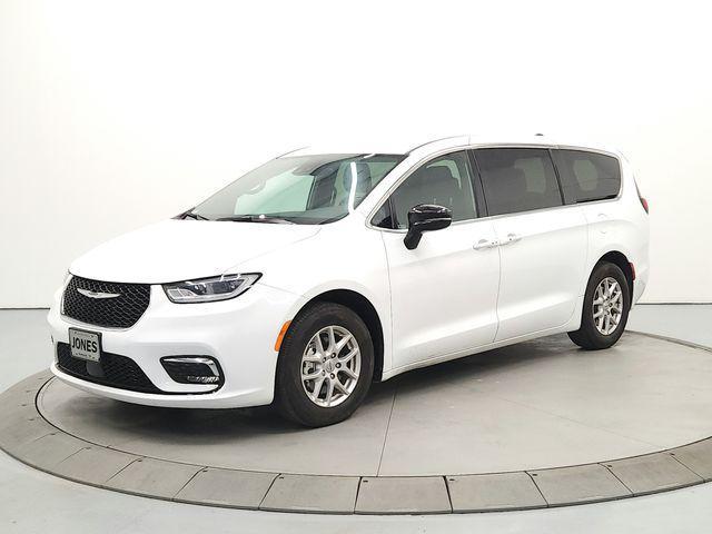used 2025 Chrysler Pacifica car, priced at $31,448