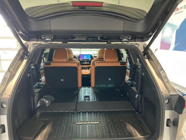 new 2026 Toyota Highlander Hybrid car, priced at $55,092