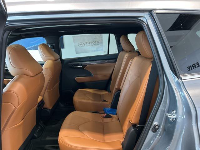 new 2026 Toyota Highlander Hybrid car, priced at $55,092