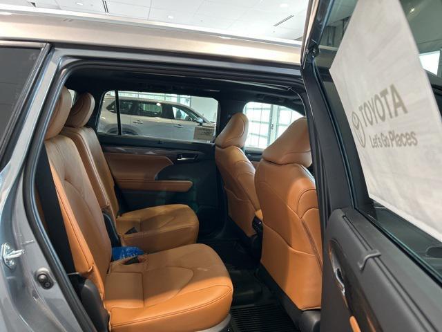 new 2026 Toyota Highlander Hybrid car, priced at $55,092