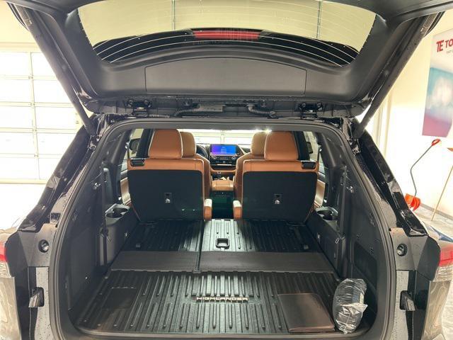 new 2026 Toyota Highlander Hybrid car, priced at $54,617