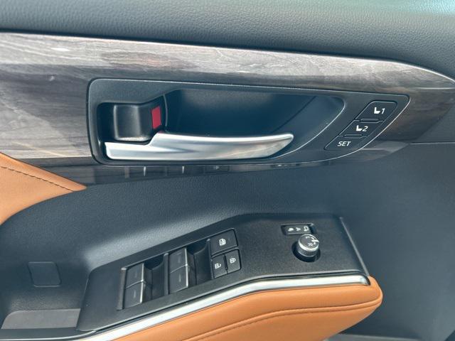 new 2026 Toyota Highlander Hybrid car, priced at $54,617