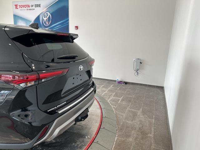 new 2026 Toyota Highlander Hybrid car, priced at $54,617