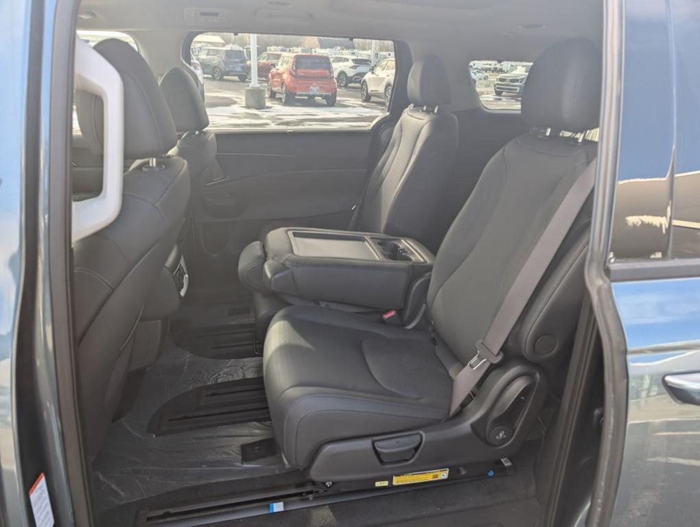 new 2025 Kia Carnival Hybrid car, priced at $53,161