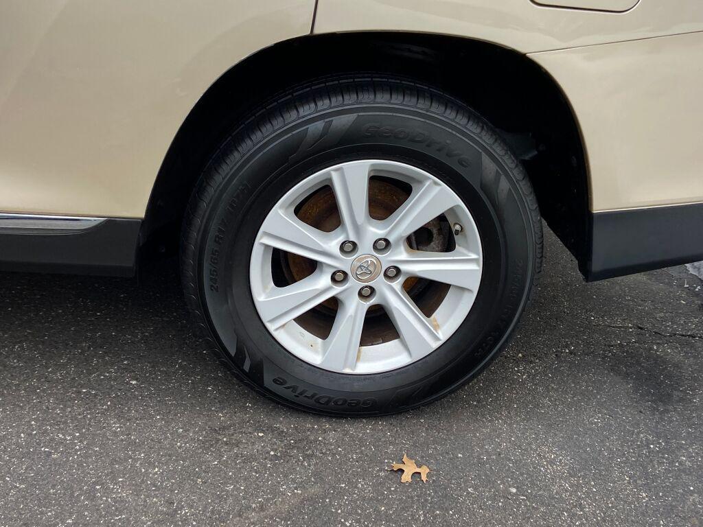 used 2013 Toyota Highlander car, priced at $15,991