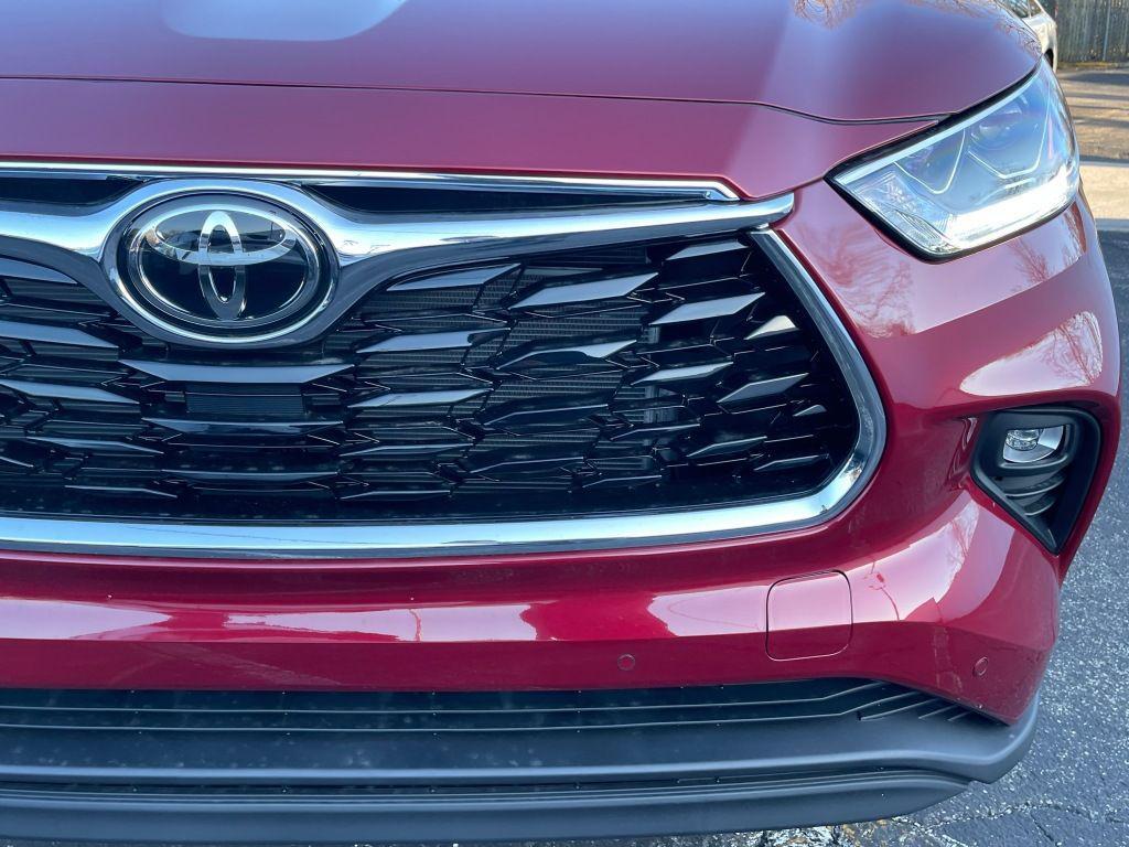 used 2023 Toyota Highlander car, priced at $44,991
