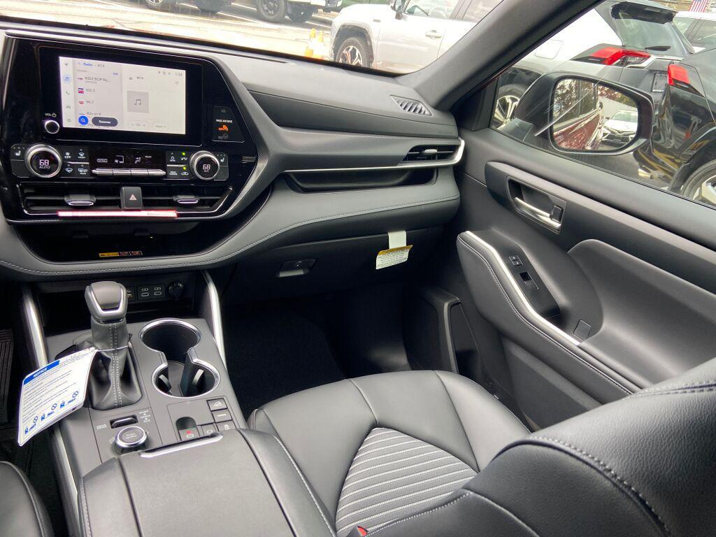 used 2025 Toyota Highlander car, priced at $51,991