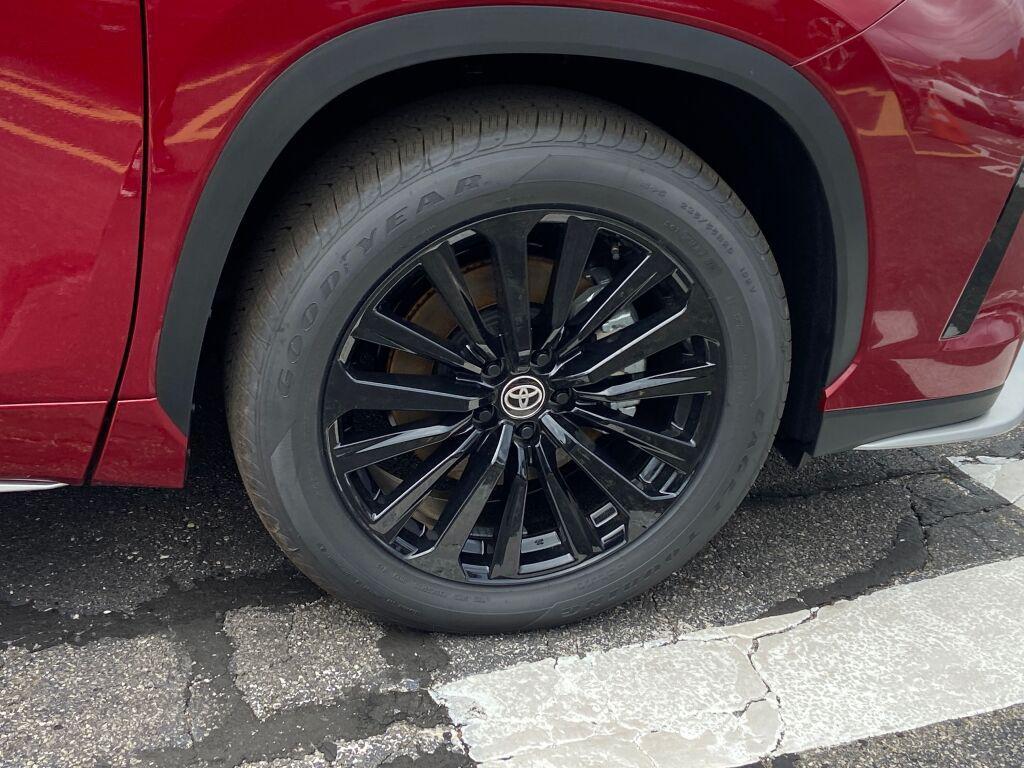 used 2025 Toyota Highlander car, priced at $51,991