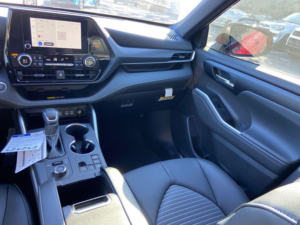 used 2025 Toyota Highlander car, priced at $51,991