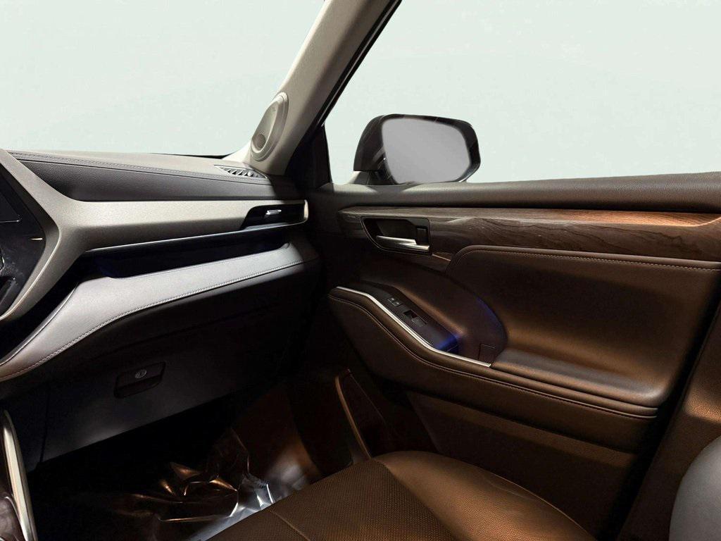 used 2022 Toyota Highlander Hybrid car, priced at $44,495