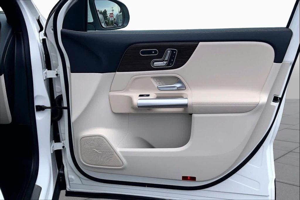 Mercedes-Benz GLA view 22