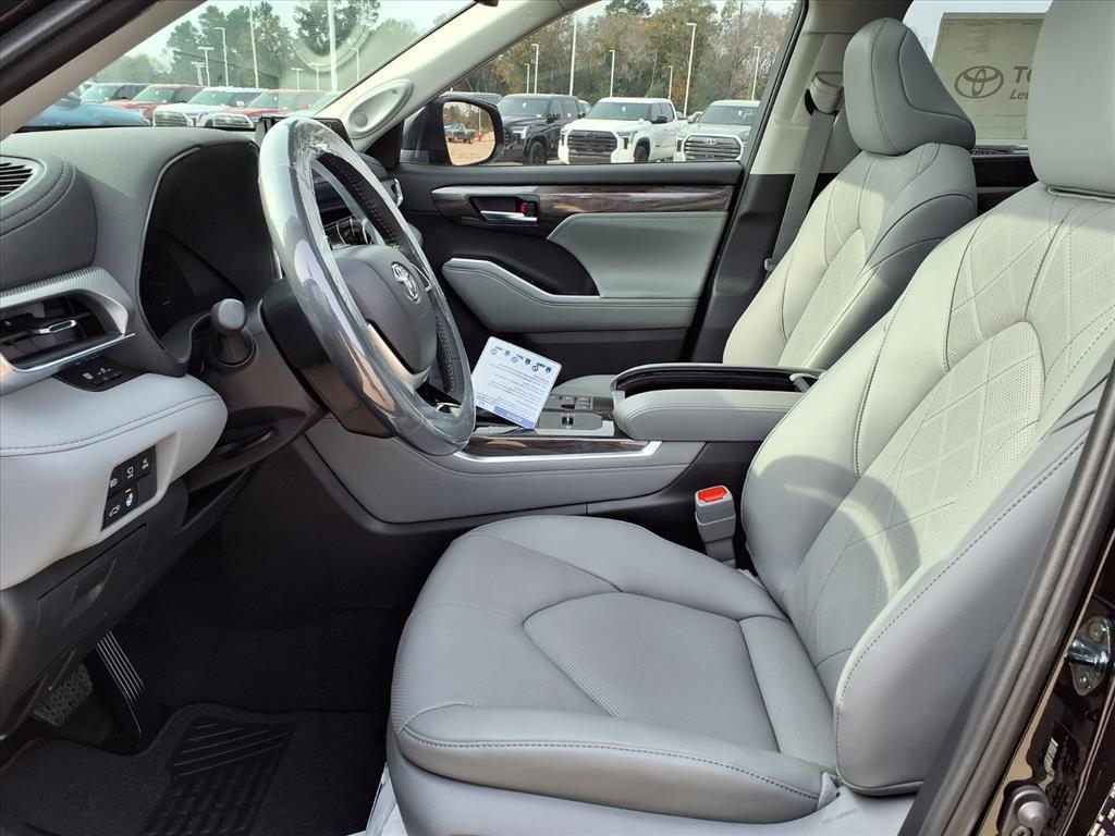 new 2026 Toyota Highlander Hybrid car, priced at $54,975