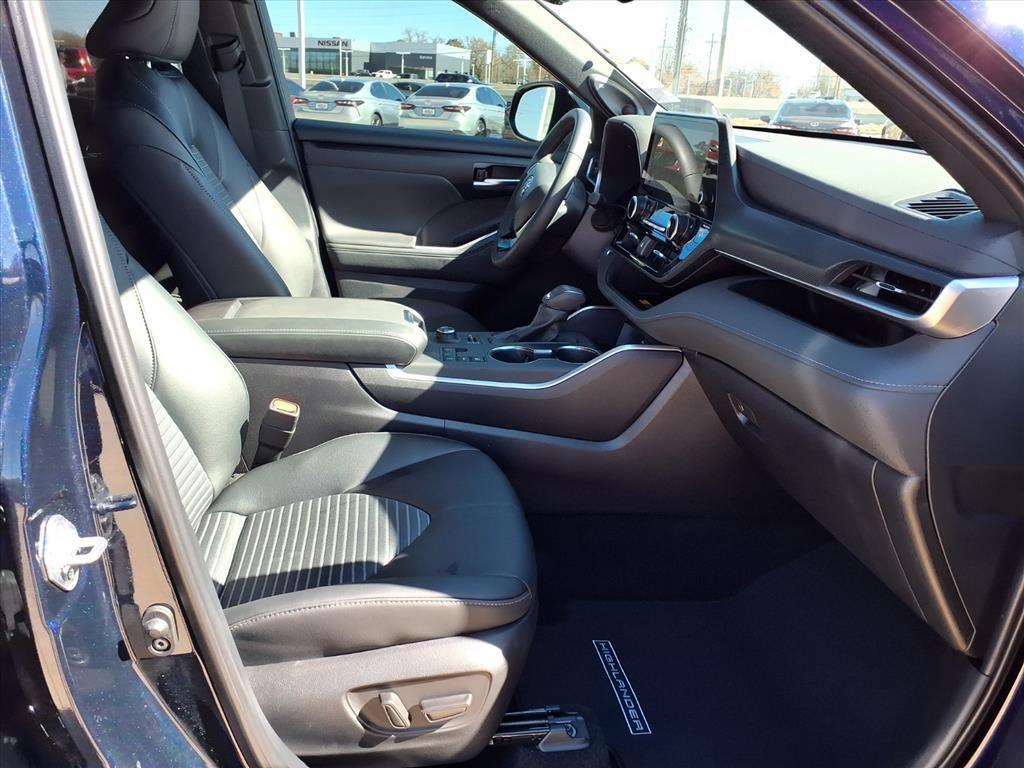 used 2025 Toyota Highlander car, priced at $49,748