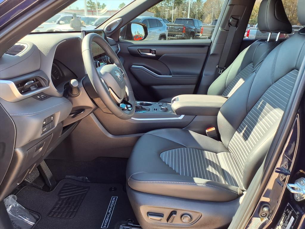used 2025 Toyota Highlander car, priced at $49,748