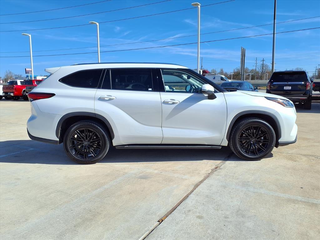 used 2020 Toyota Highlander car, priced at $25,498