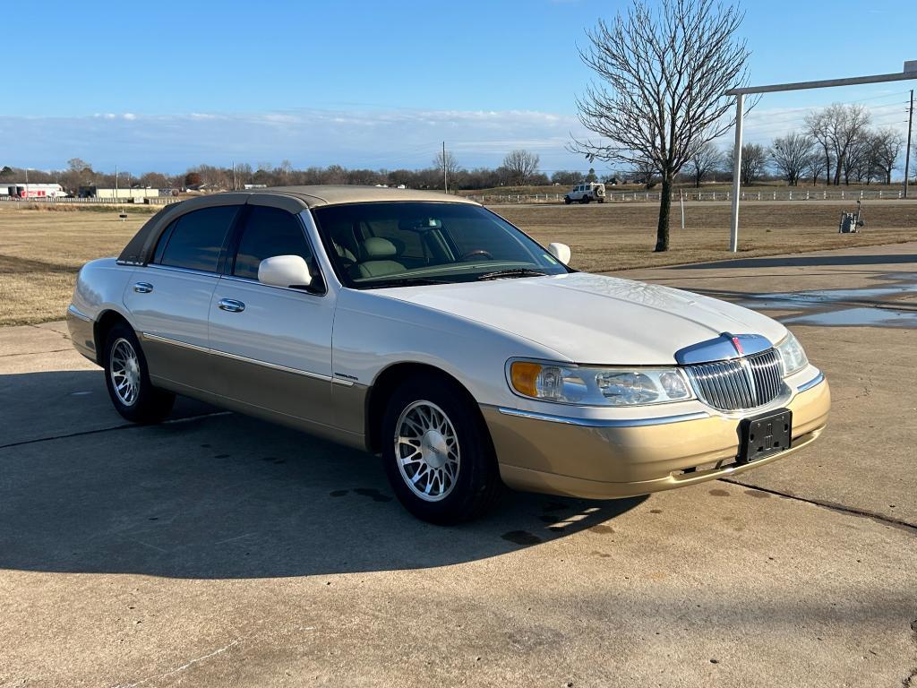 used 2001 Lincoln Town Car car, priced at $8,900