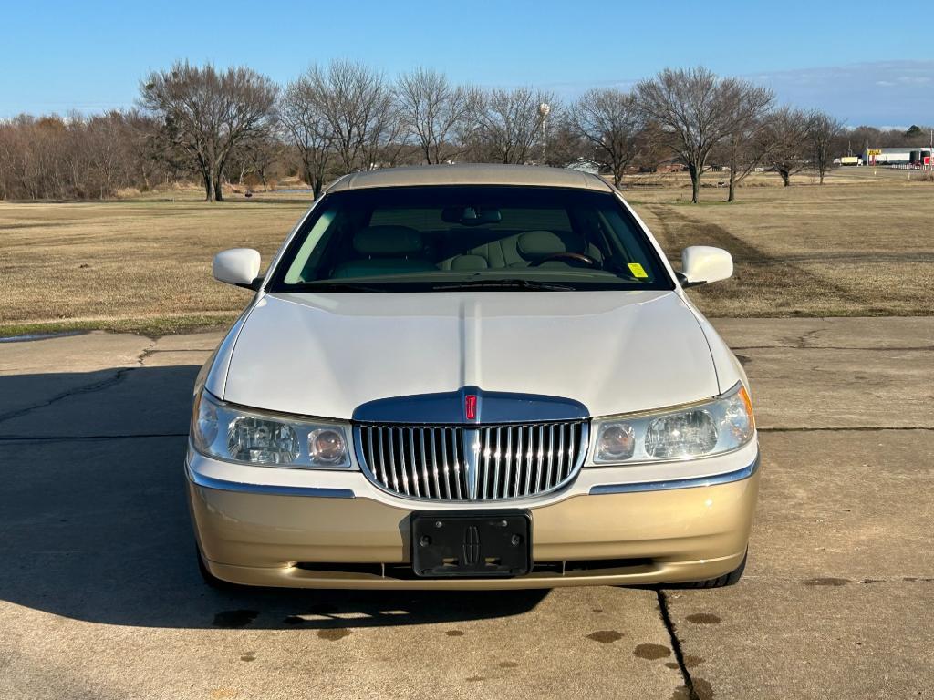 used 2001 Lincoln Town Car car, priced at $8,900