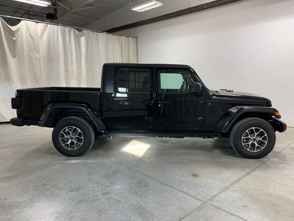 used 2024 Jeep Gladiator car, priced at $37,952