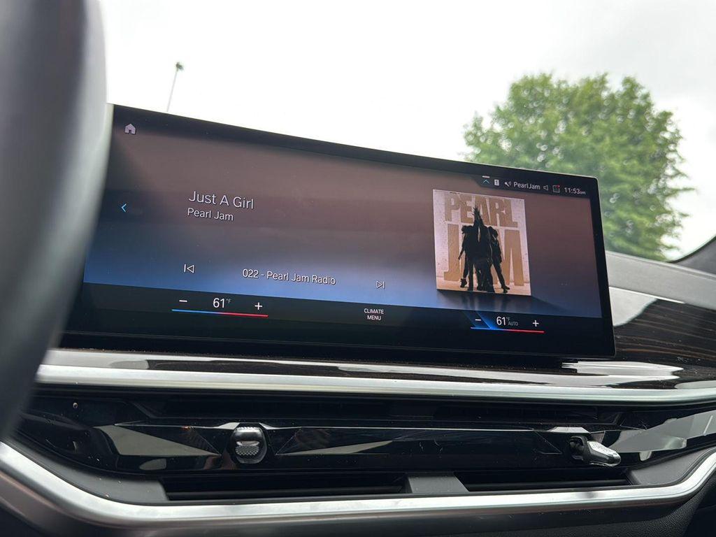 2023 Mineral White Metallic BMW X7
