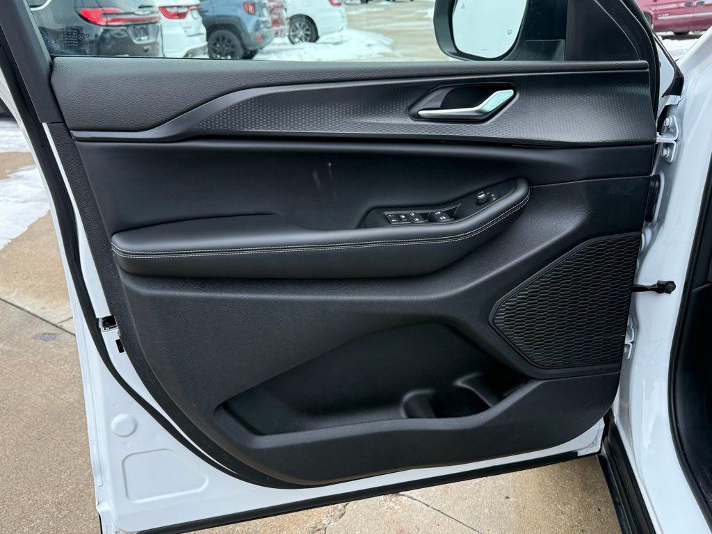 new 2025 Jeep Grand Cherokee car, priced at $36,997