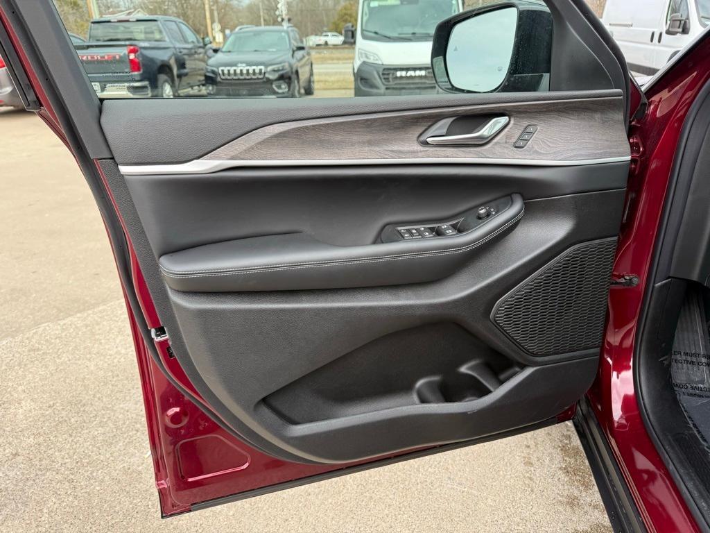 new 2025 Jeep Grand Cherokee car, priced at $51,235