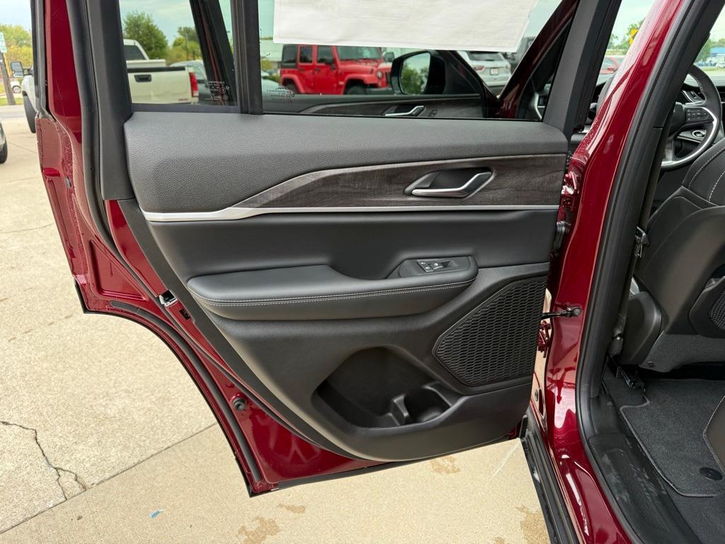 new 2025 Jeep Grand Cherokee car, priced at $42,217