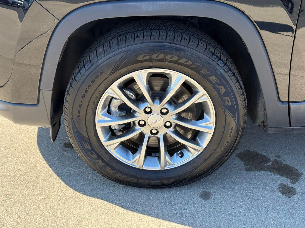 used 2021 Jeep Cherokee car, priced at $18,691