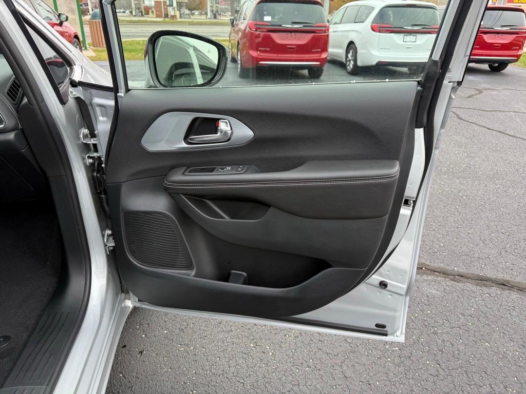 new 2026 Chrysler Pacifica car, priced at $48,277