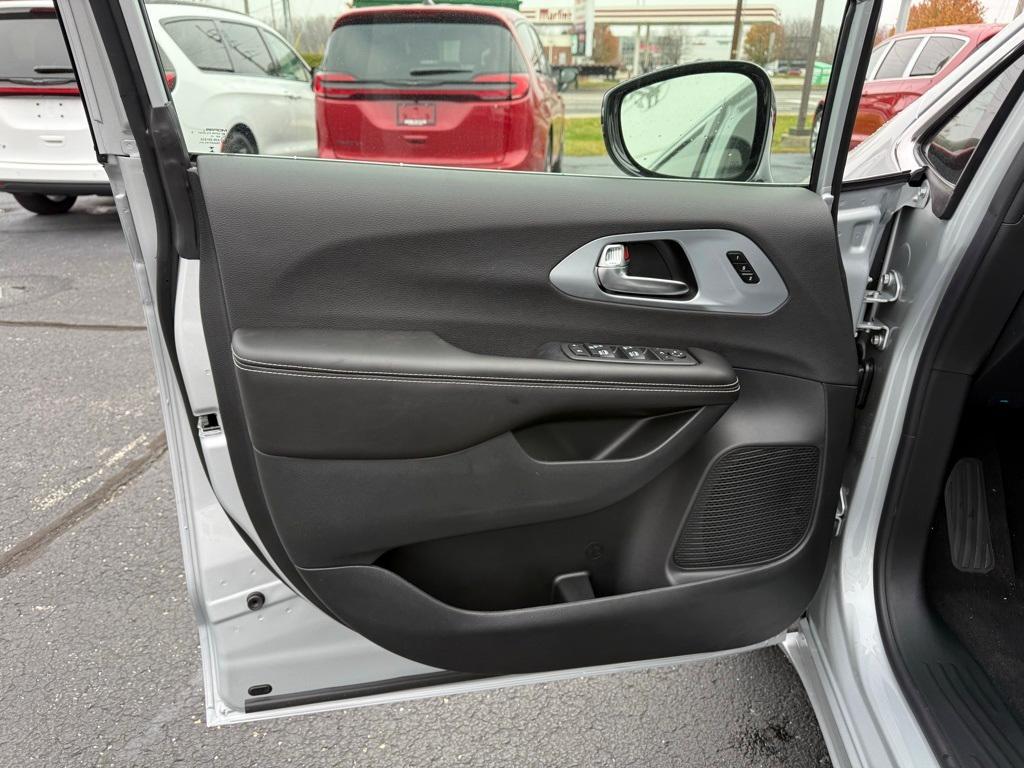 new 2026 Chrysler Pacifica car, priced at $48,277