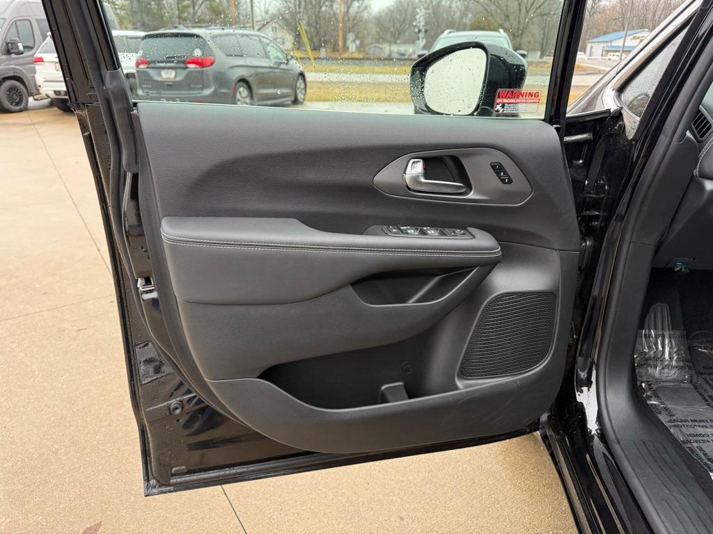 new 2025 Chrysler Pacifica car, priced at $48,111