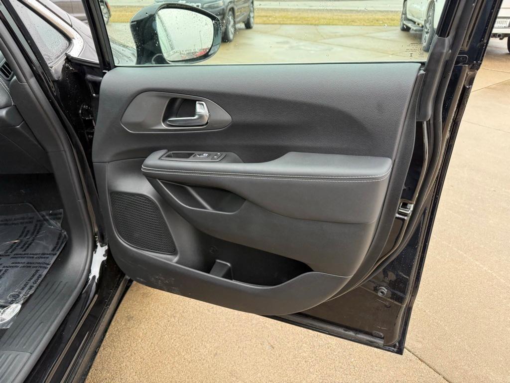 new 2025 Chrysler Pacifica car, priced at $48,111