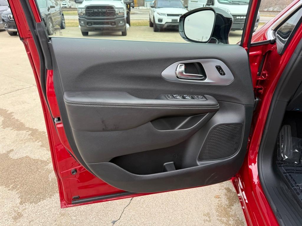 new 2026 Chrysler Pacifica car, priced at $47,277