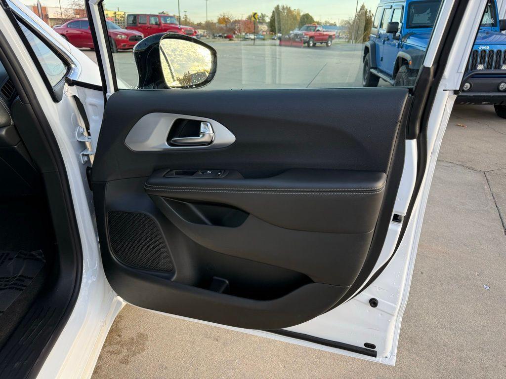 new 2026 Chrysler Pacifica car, priced at $46,601