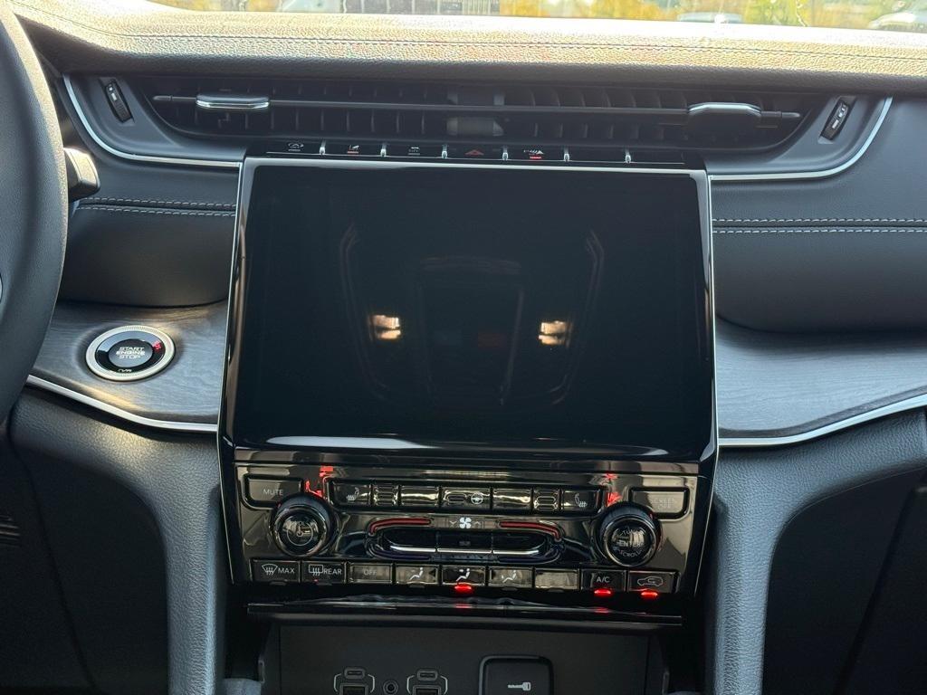 new 2025 Jeep Grand Cherokee car, priced at $45,217