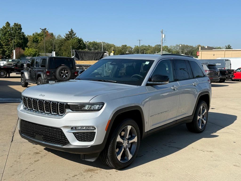 new 2025 Jeep Grand Cherokee car, priced at $45,217