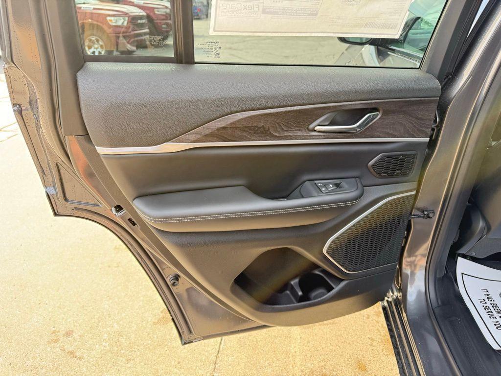 new 2026 Jeep Grand Cherokee car, priced at $51,145